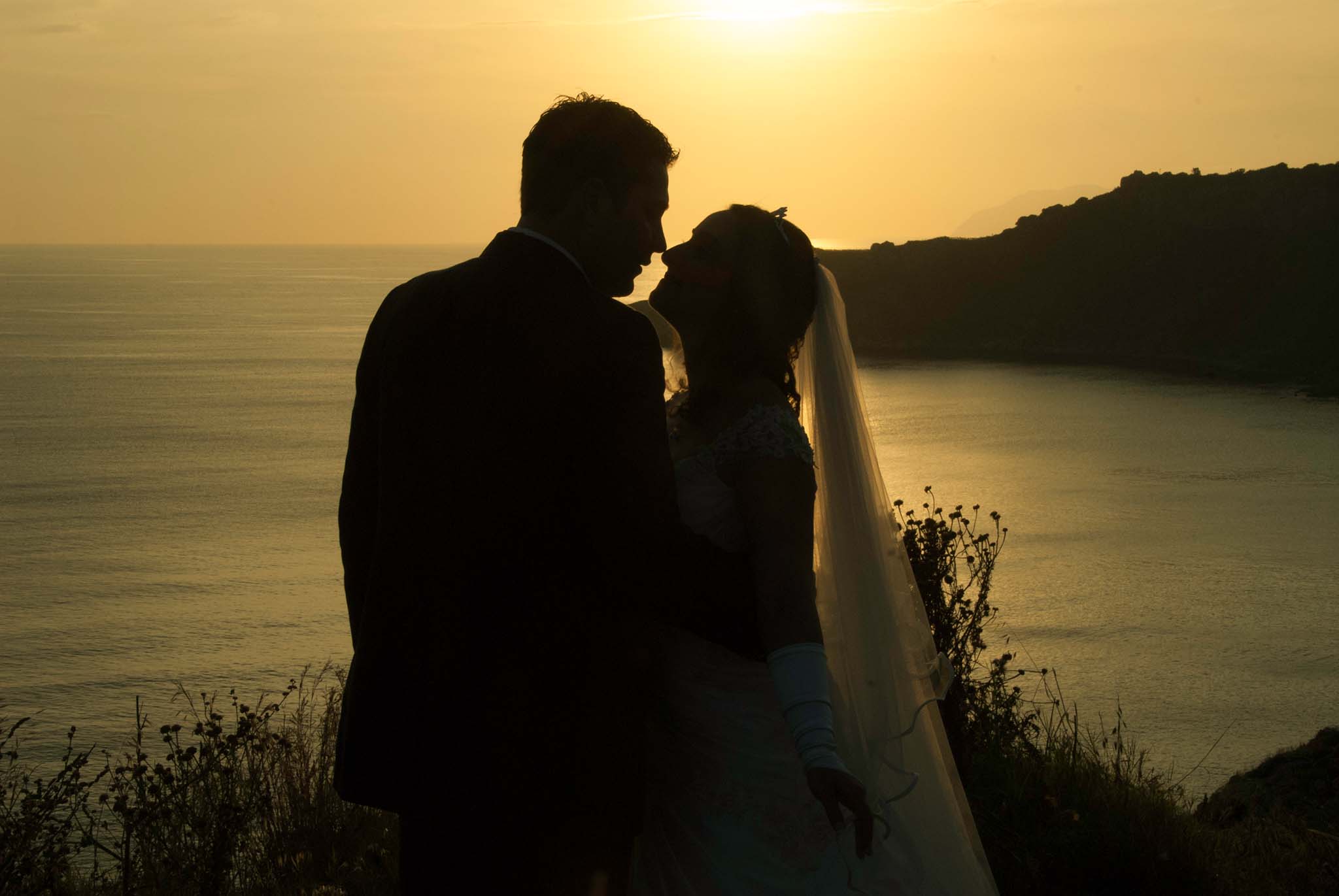 Wedding intimate portrait. Servizio fotografico matrimonio in Sicilia. Sposi al tramonto, Milazzo