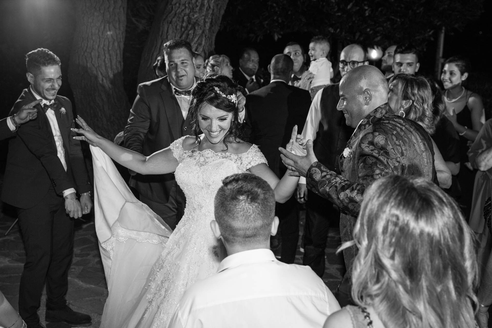 Reportage matrimonio Messina. Sposi che ballano.