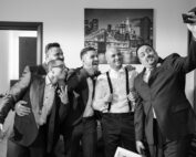 Selfie autentico sposo con amici e testimoni - Fotografo matrimonio a Messina, Sicilia