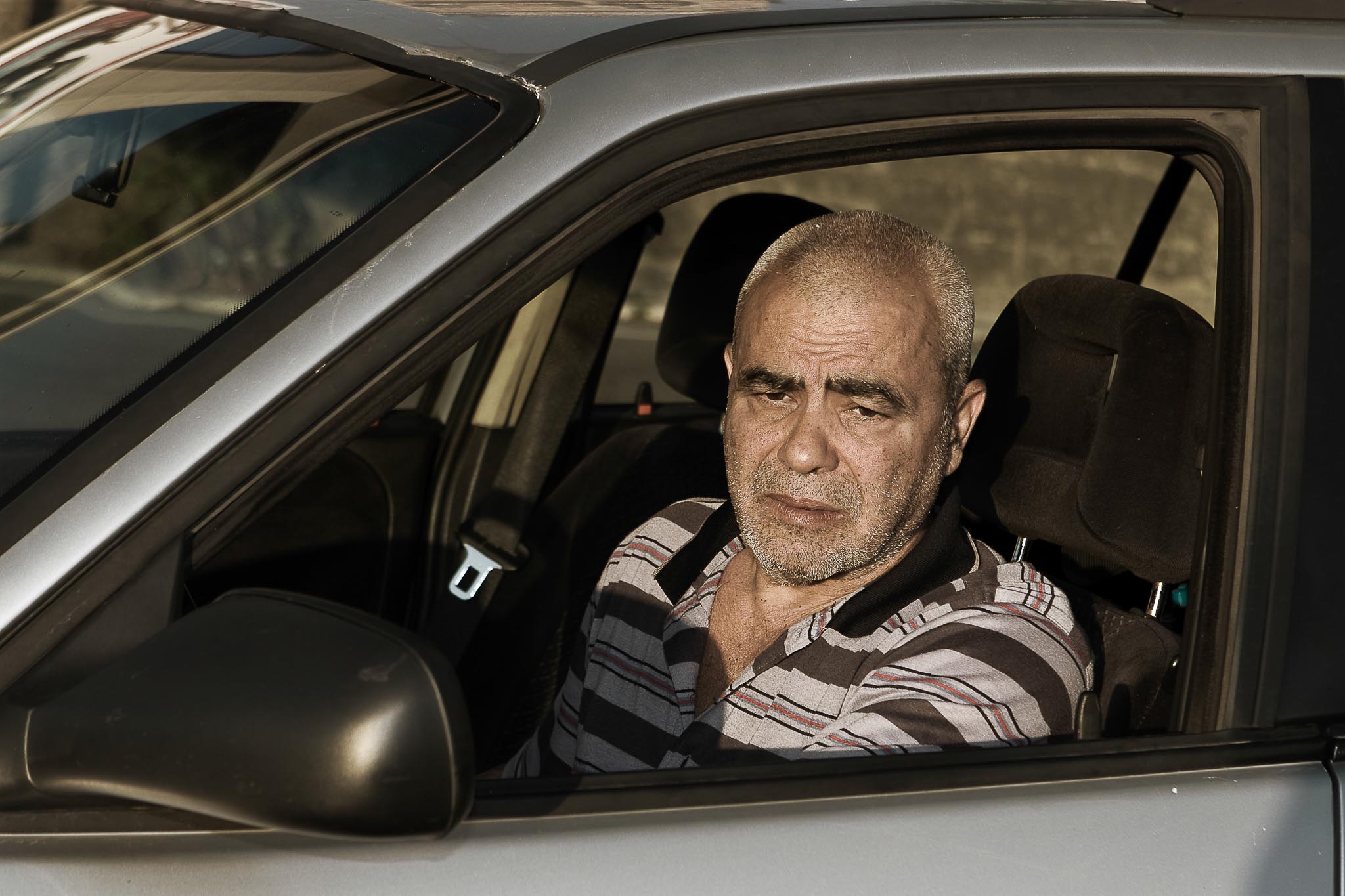 L'attore Rocco Barbaro in auto durante le riprese.