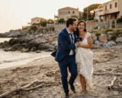 Ritratto post-matrimonio. Coppia di sposi gioca sulla spiaggia