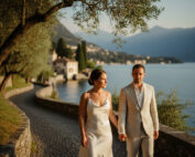 Sposi passeggiano in un sentiero sul lago di Como