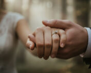 Dettaglio anello sposa