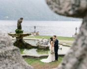 Ritratto di matrimonio di una coppia in una villa sul lago di Como
