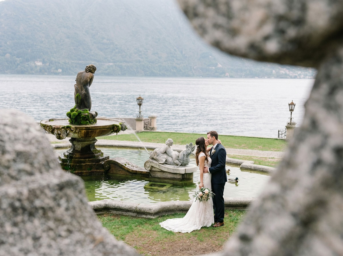 Ritratto di matrimonio di una coppia in una villa sul lago di Como