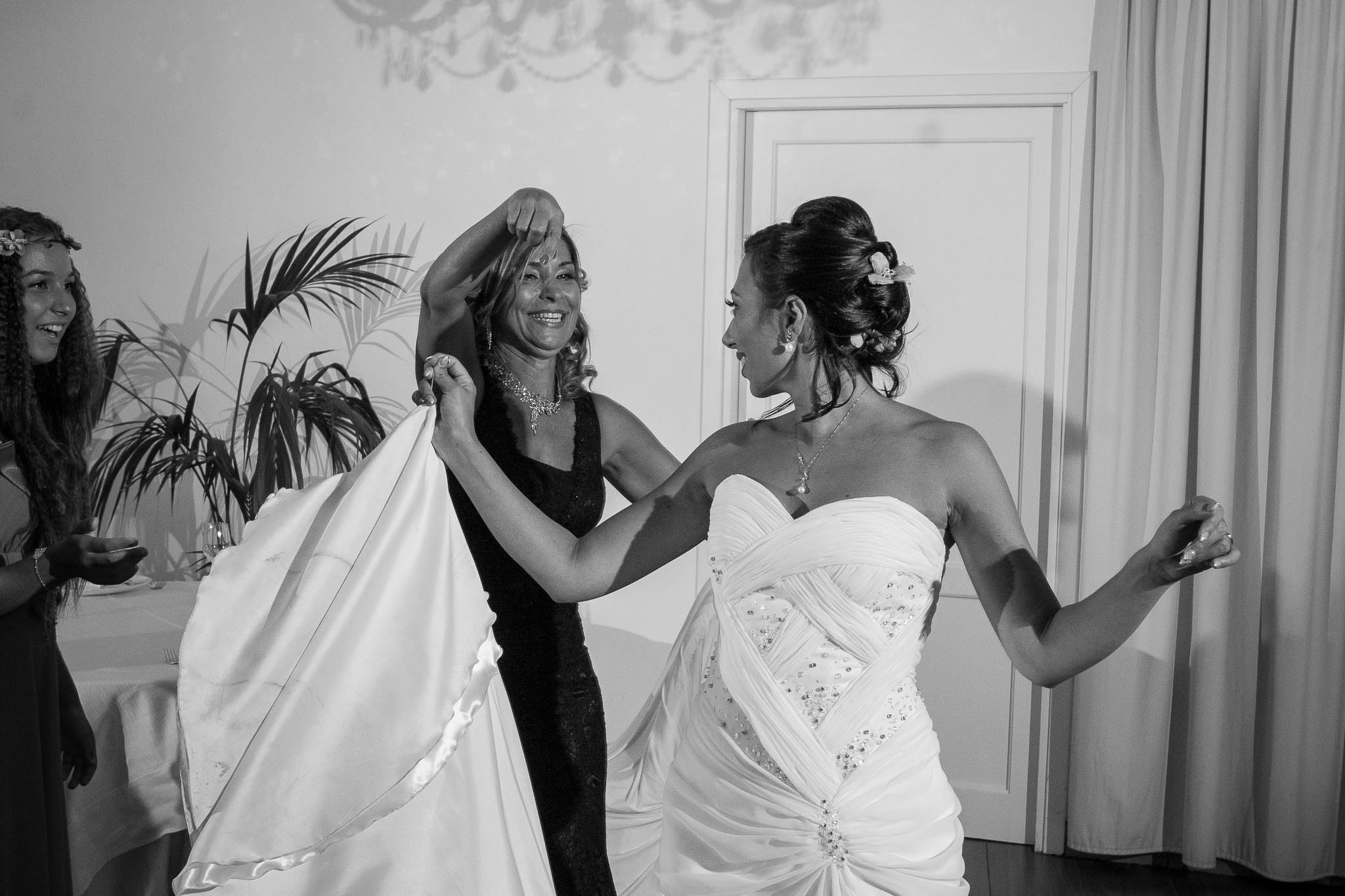 Sposa ritratta durante durante un ballo al ricevimento. Palermo, Sicilia.