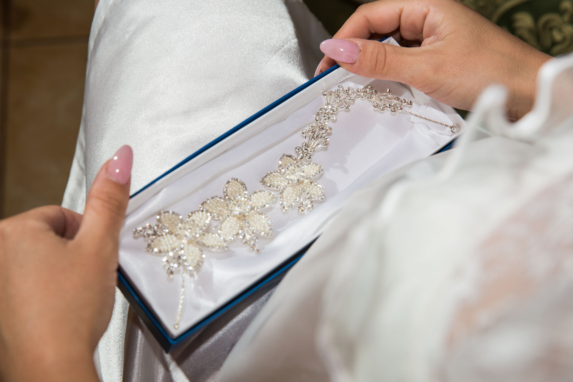 dettaglio-tiara-fotografia-reportage-metrimonio-9491 Dettagli della tiara custodita nella mani della sposa