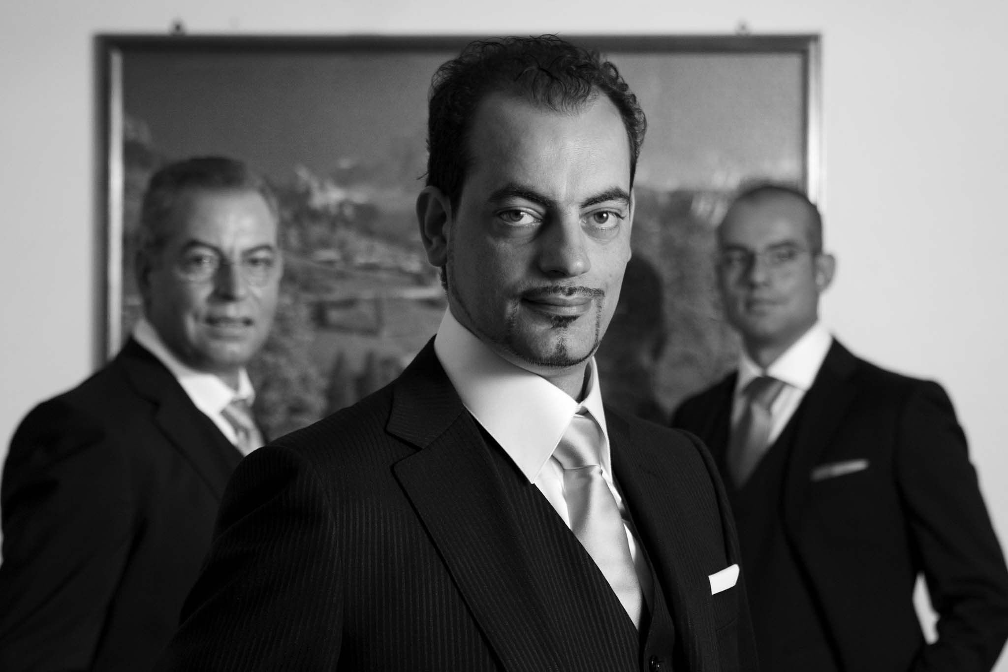 Ritratto fotografico dello sposo con padre e fratello. Realizzato a Capo d'Orlando da Marco Terranova.