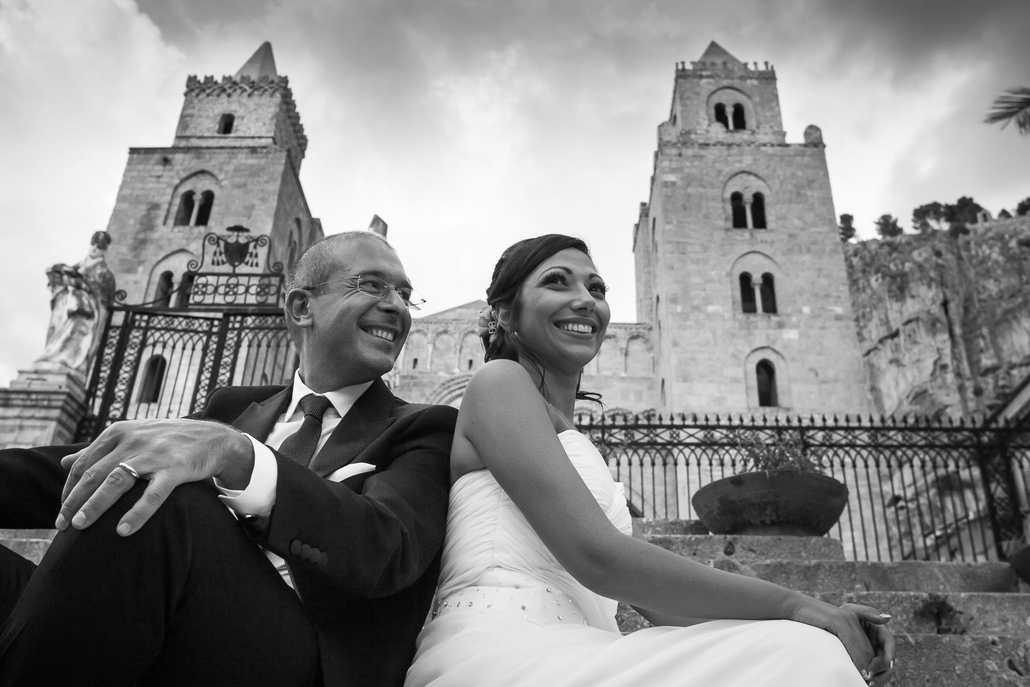 Ritratto sposi seduti sulla scalinata del Duomo di Cefalù