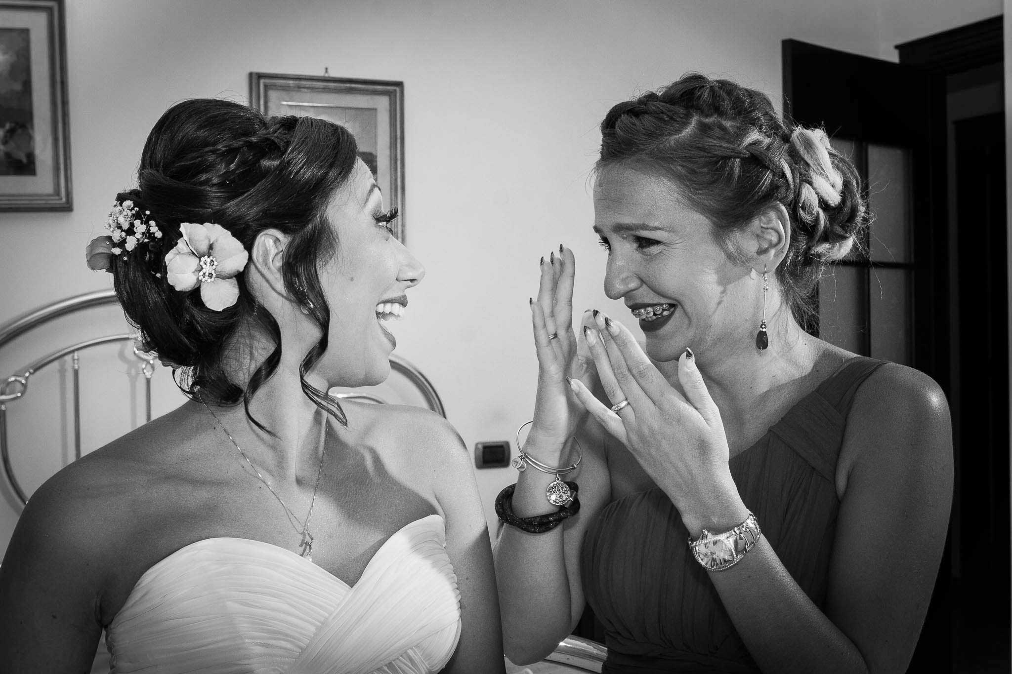 fotografo-matrimonio-cefalu-marco-terranova-4468 Sposa e testimone commosse prima dell'uscita da casa. Reportage fotografico a Palermo.