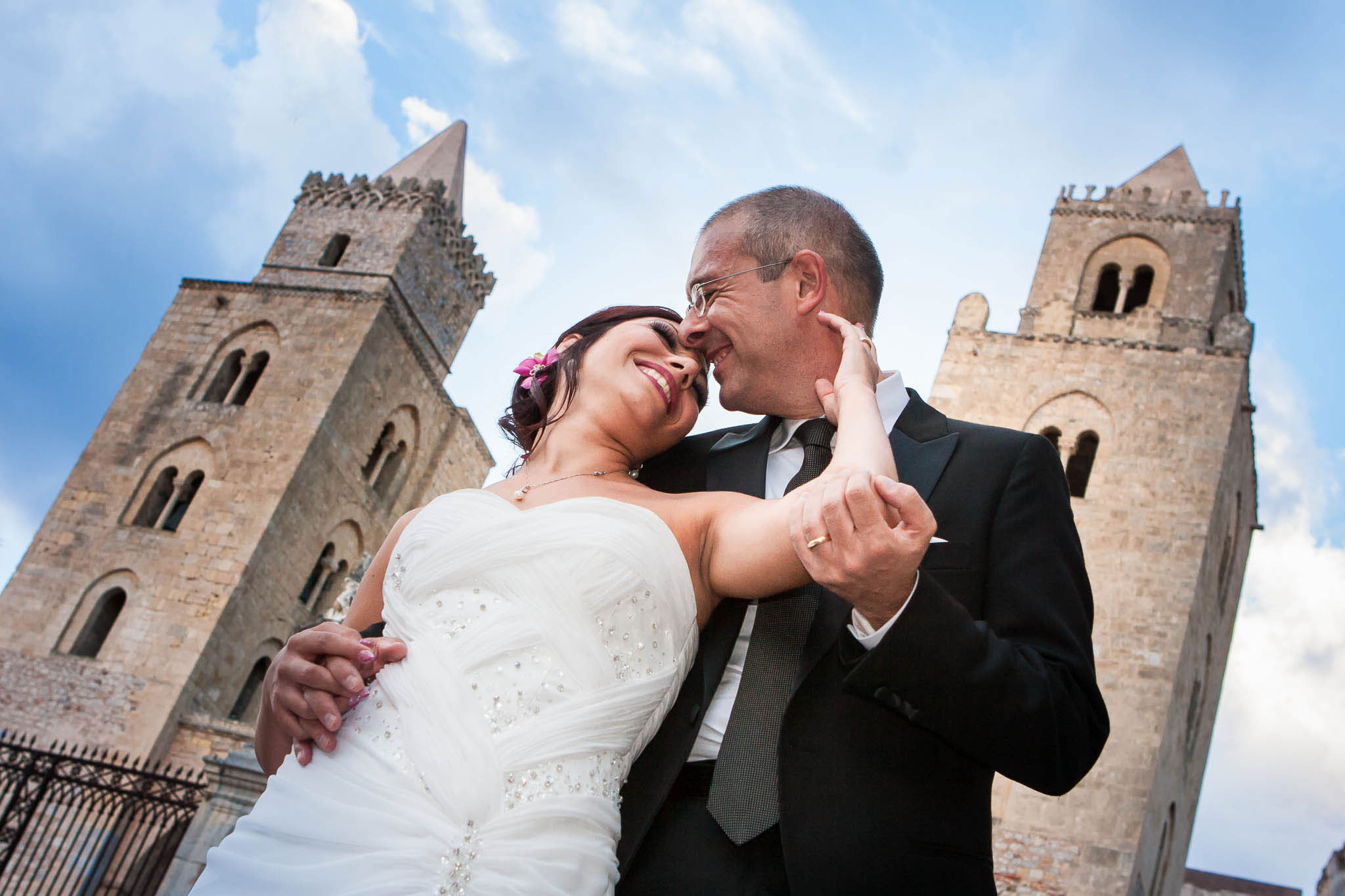 fotografo-matrimonio-cefalu-marco-terranova-4896 Sposi abbracciati sullo sfondo del Duomo di Cefalù.
