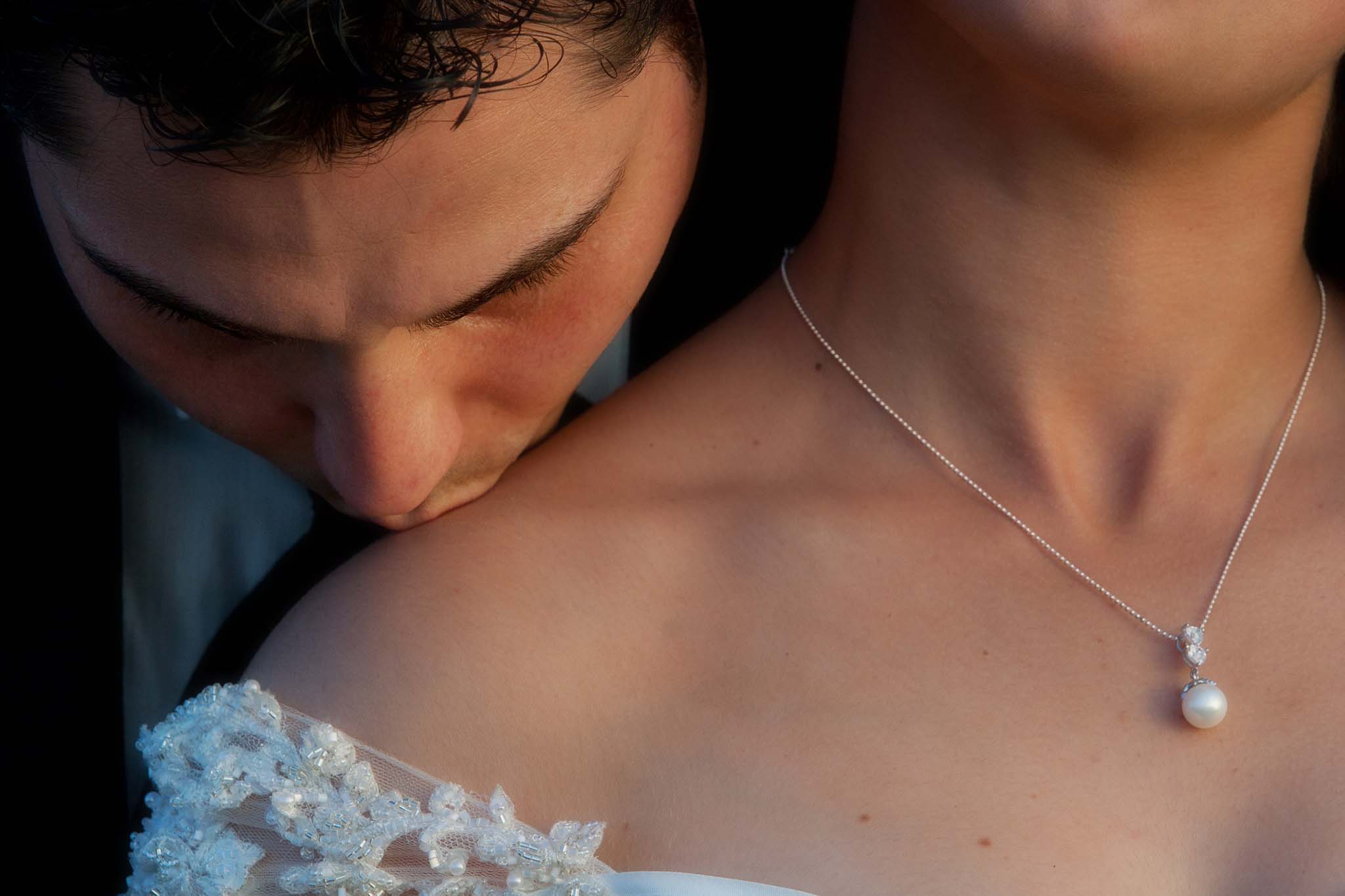 Ritratto intimo sposi catturato dal fotografo di matrimonio a Messina Marco Terranova