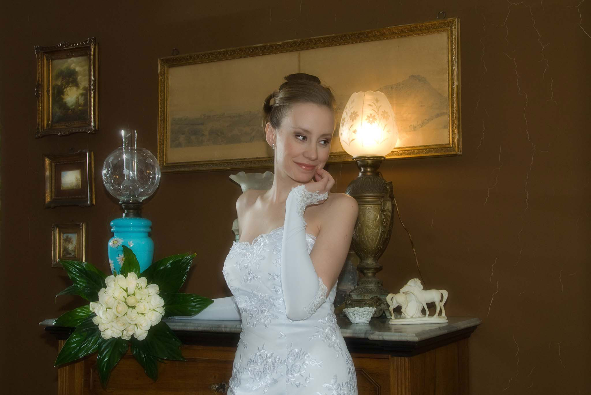 Ritratto fine art di matrimonio. Sposa in un salotto elegante a Messina. Realizzato da Marco Terranova.