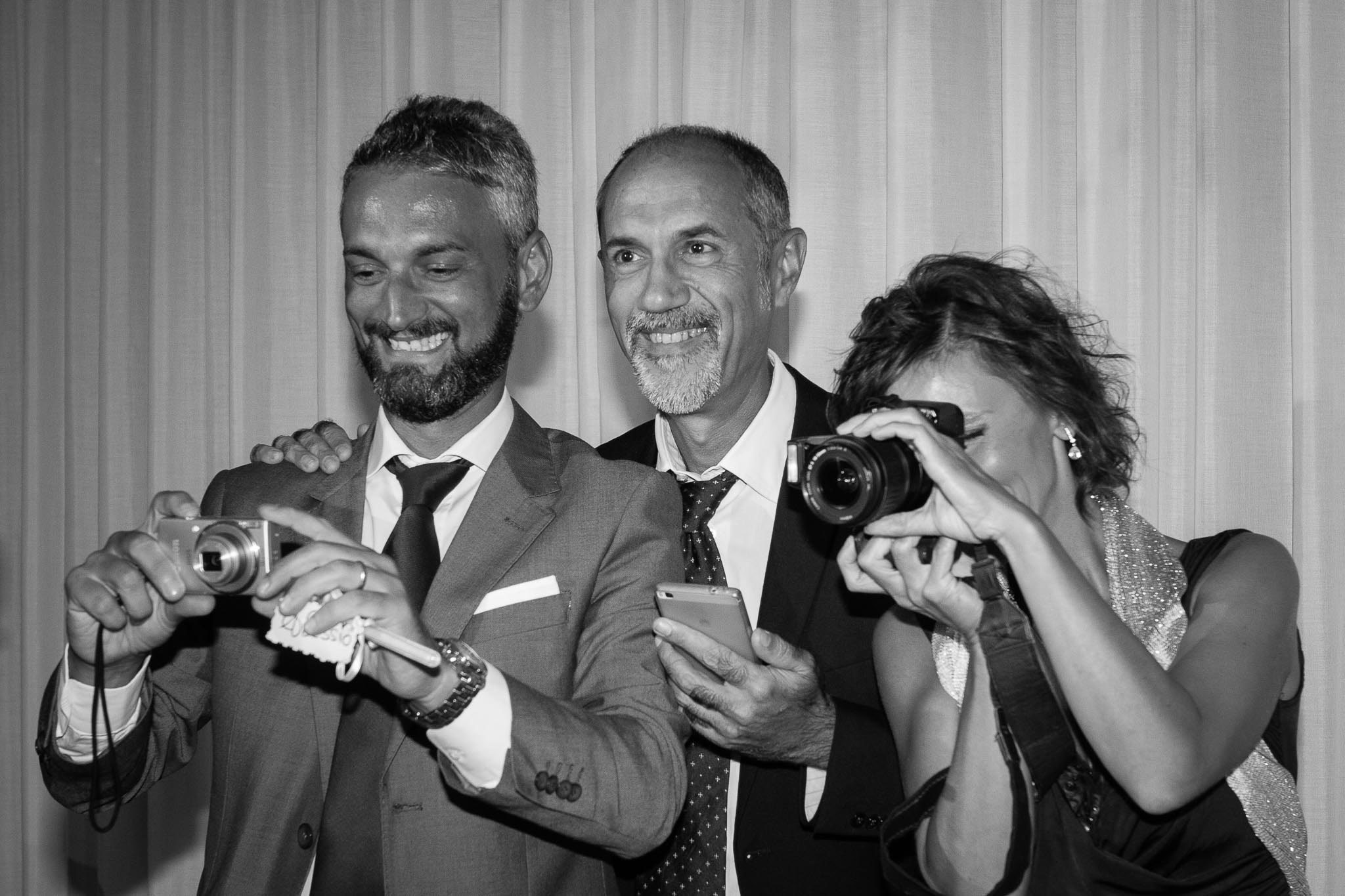 Invitati matrimonio mentre fotografano il ballo degli sposi