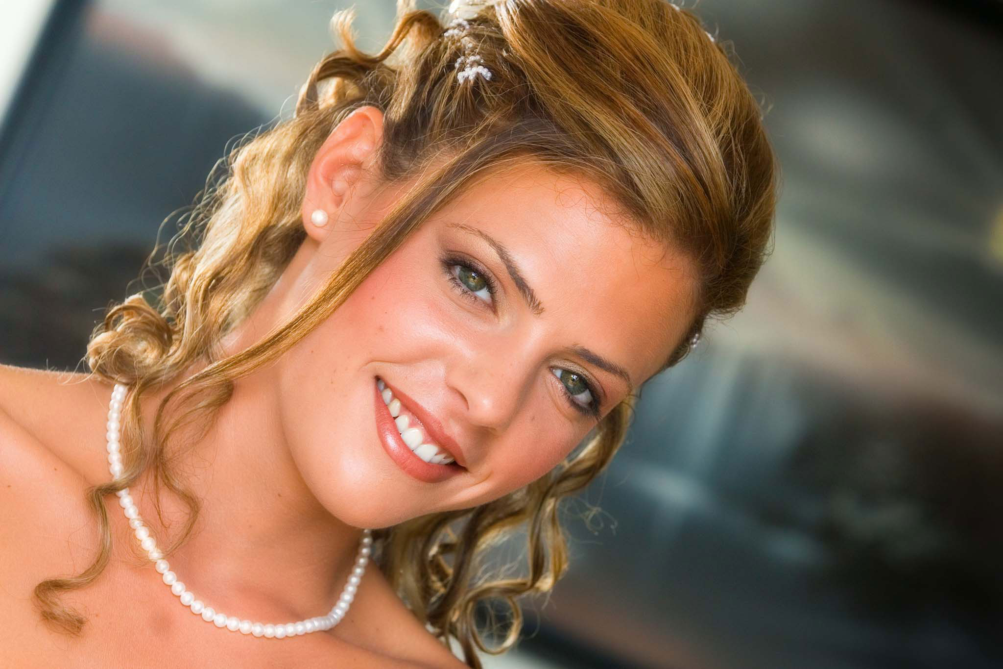 Servizio fotografico matrimonio in Sicilia. Primo piano sposa sullo sfondo di un quadro.