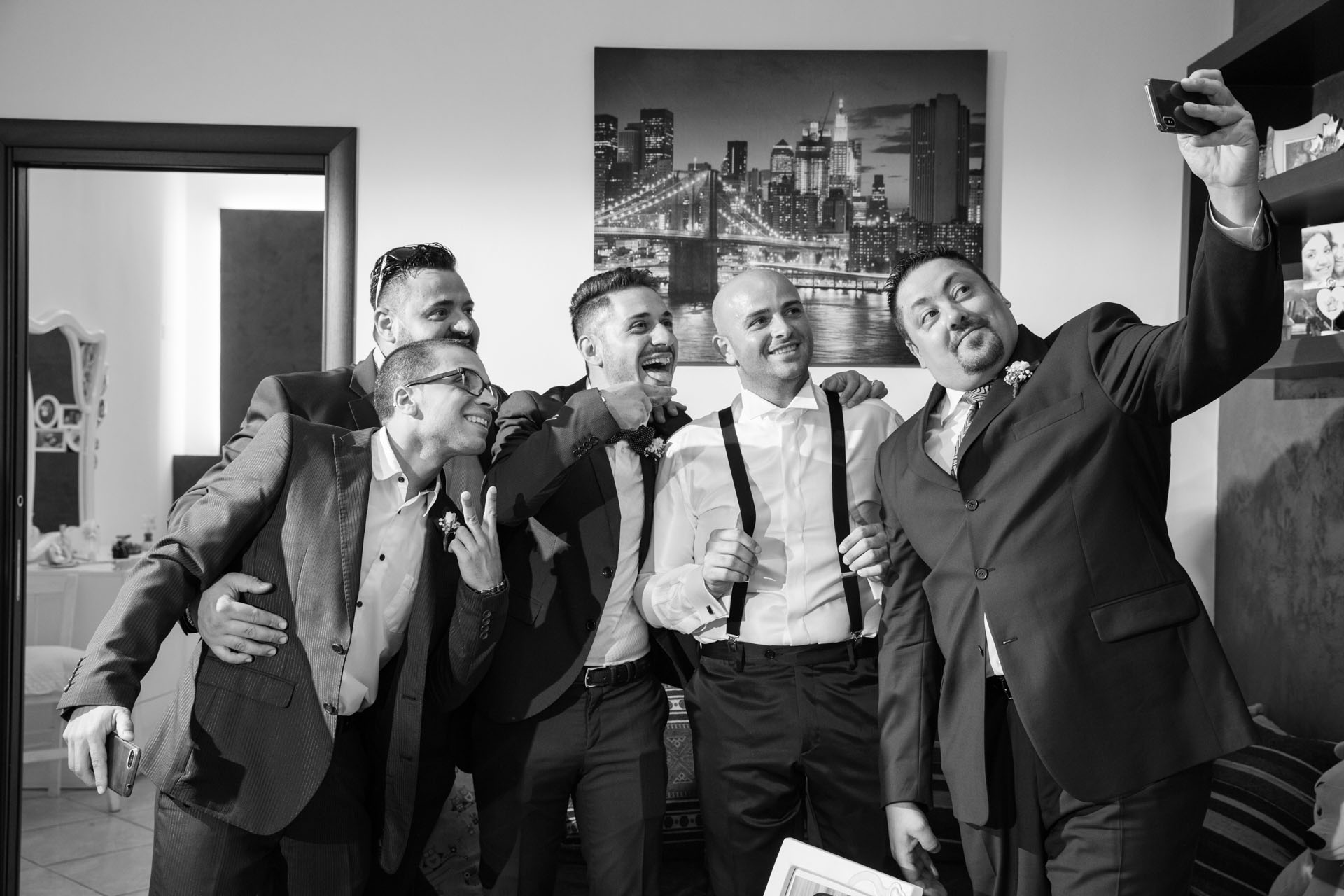 reportage-fotografico-matrimonio-messina-9363 Selfie divertente con gli amici durante la preparazione dello sposo
