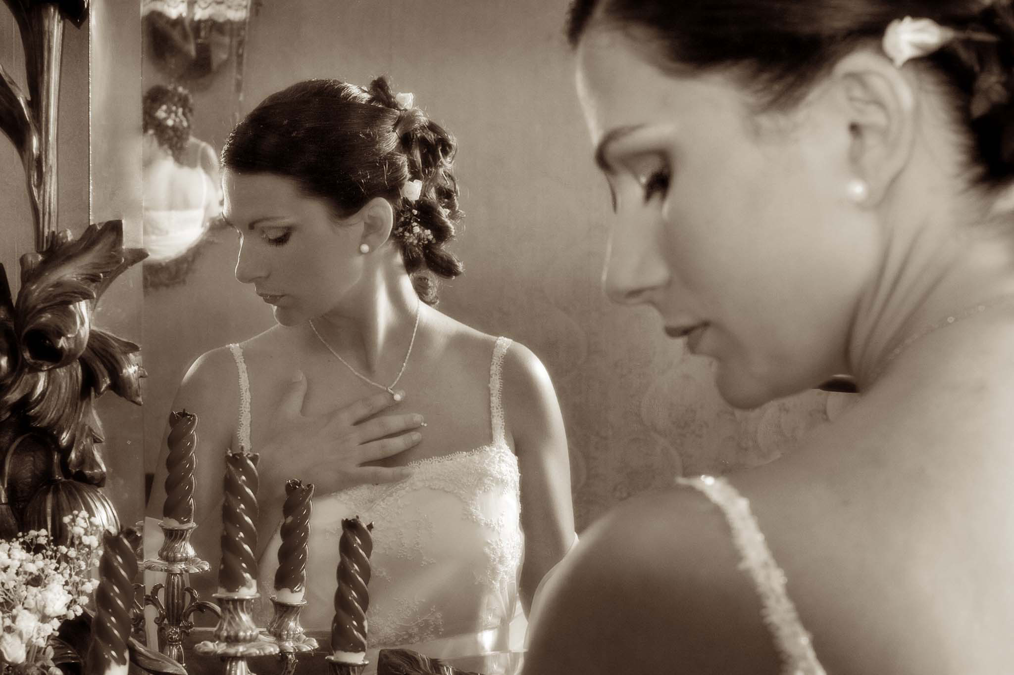 Sposa riflessa allo specchio. Ritratto fine art a Messina realizzato da Marco Terranova, fotografo di matrimonio in Sicilia e Lombardia